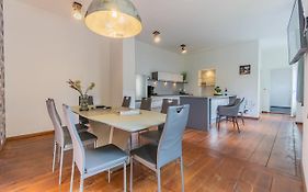 Exklusive Stadtvilla-190Qm- Parkplatz- 3Schlafzimmer- 2 Baeder- Netflix- Waschmaschine- 4 Etagen-Naehe Theater